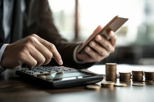 Foto: Mann mit Taschenrechner