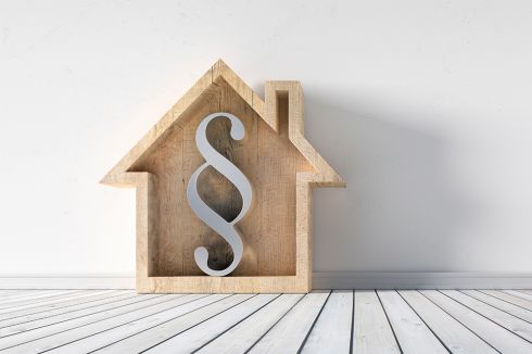 Foto: Häuschen mit Paragraf-Zeichen darin