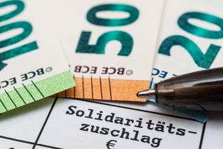 Foto: Schriftzug Solidaritätszuschlag und Geldscheine